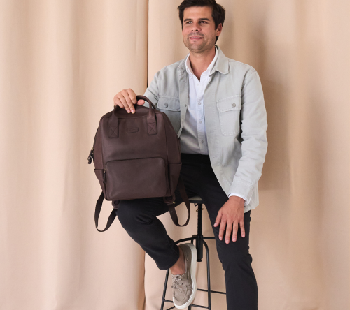 Accesorios de piel para el día a día del hombre actual: mochilas, carteras y más